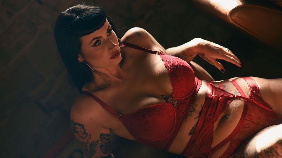 RED LINGERIE - Cherry Pie dangerous curves